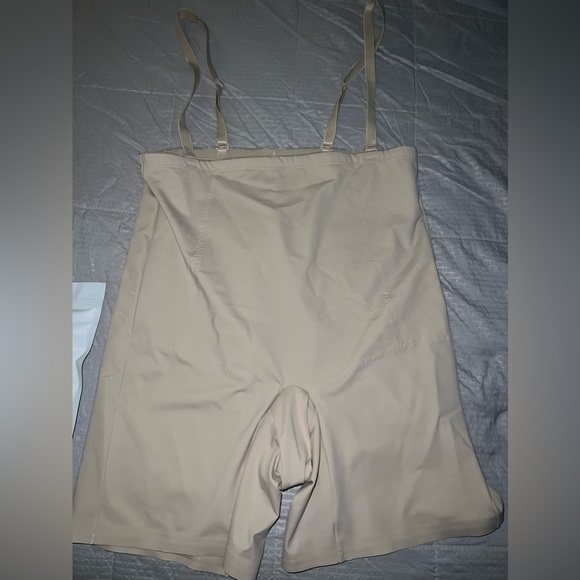 Postpartum recovery support in nude - Picture 4 of 16